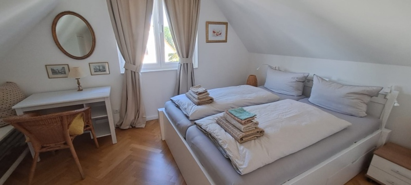 Schlafzimmer mit Doppelbett 