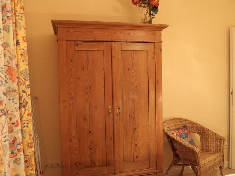  Antiker Schlafzimmerschrank 