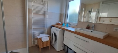Bad mit Dusche, Waschmaschine und Handtuchtrockner 